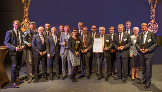 Gruppenbild der 17 Gewinner und Gewinnerinnen bei der Preisverleihung des Zukunftspreis Brandenburg. 