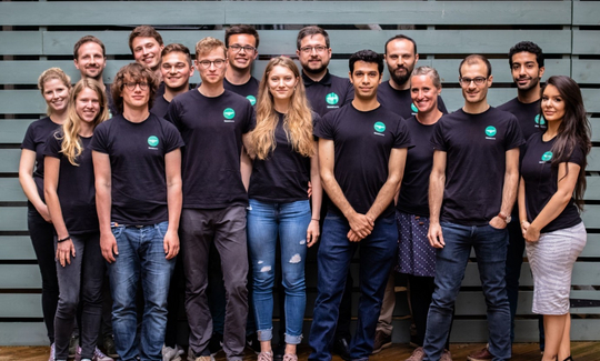 Aufnahme des 16-köpfigen Teams von ThinkSono, bestehend aus jungen Männern und Frauen der Millenial Generation. Alle tragen das moderne Firmen T-Shirt.